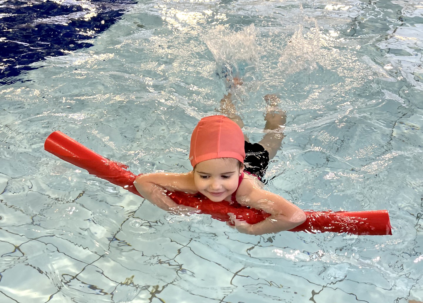 Enfant nageant dans la piscine