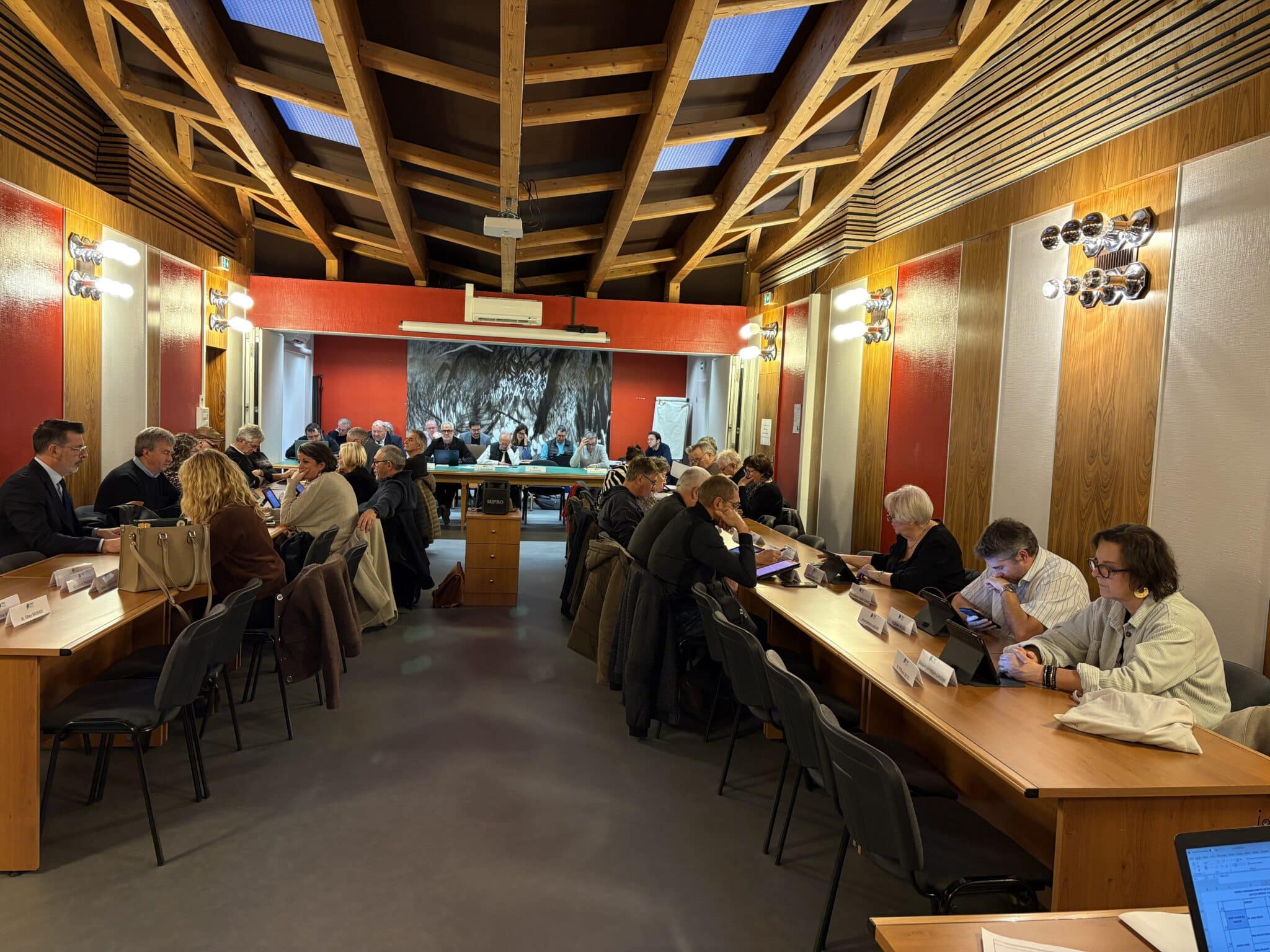 Les conseillers communautaires sont réunis à l'Agglo du Grand Guéret le 18 décembre 2025.